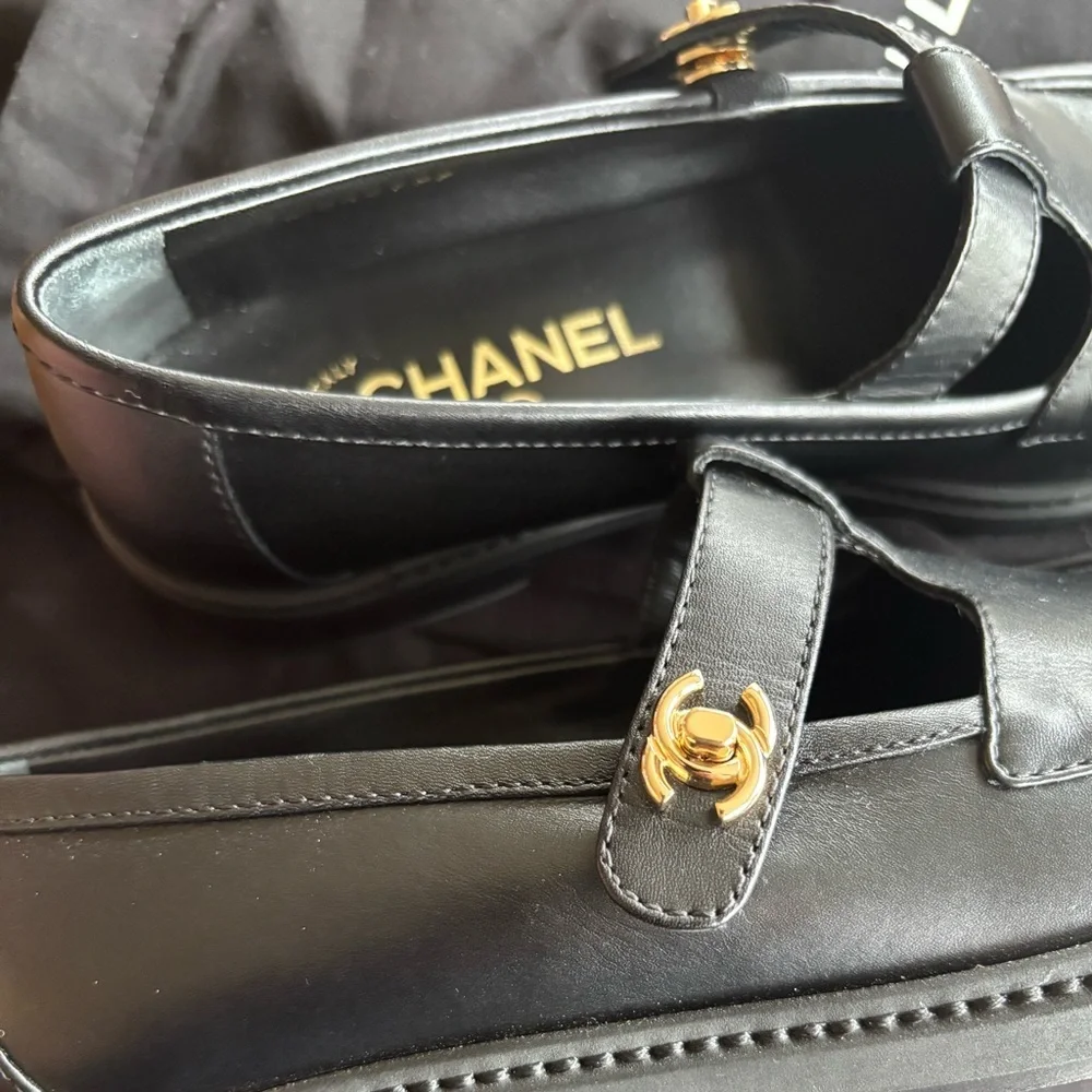 EUC CHANEL Calfskin CC Turnlock Moccasin Loafers 37 in  Black with dust bags - Picture 3 of 9